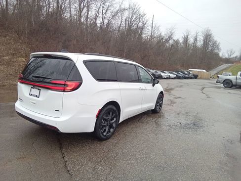 New 2026 Chrysler Pacifica Select w/ S Appearance Package AWD/4WD image 4