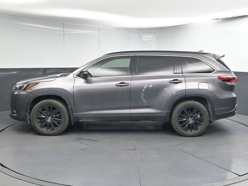 Used 2019 Toyota Highlander SE w/ Carpet Mat Package (TMS) image 5