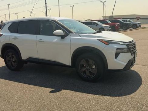 Used 2026 Nissan Rogue SV AWD/4WD image 2
