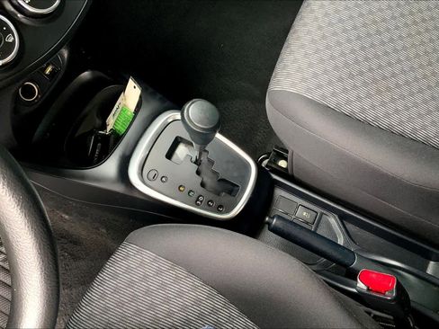 Used 2015 Toyota Yaris L image 15