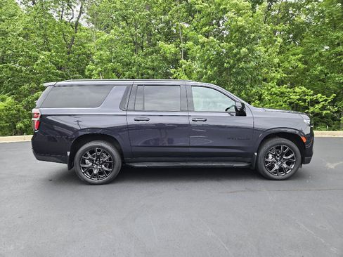 Used 2023 Chevrolet Suburban RST w/ Luxury Package AWD/4WD image 2