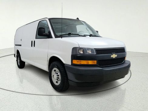 Used 2018 Chevrolet Express 3500 w/ Driver Convenience Package RWD image 8