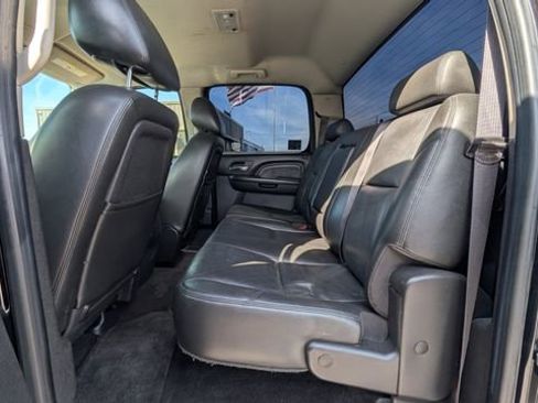 Used 2011 GMC Sierra 2500 Denali w/ Suspension Package, Off-Road AWD/4WD image 4
