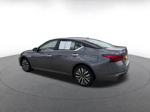 Used 2025 Nissan Altima 2.5 SV FWD image 10