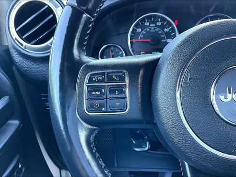 Used 2018 Jeep Wrangler Unlimited Rubicon w/ Connectivity Group AWD/4WD image 11