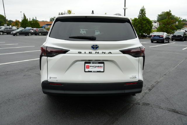 Used 2024 Toyota Sienna XLE FWD image 6