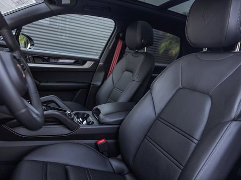 Certified 2025 Porsche Cayenne image 5