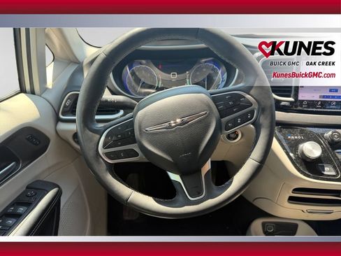 Used 2024 Chrysler Pacifica Touring-L FWD image 15