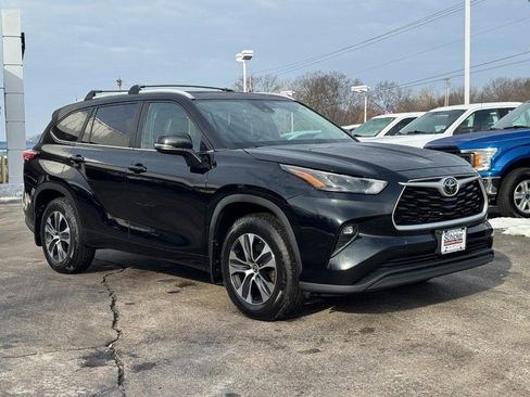 Used 2023 Toyota Highlander XLE image 2