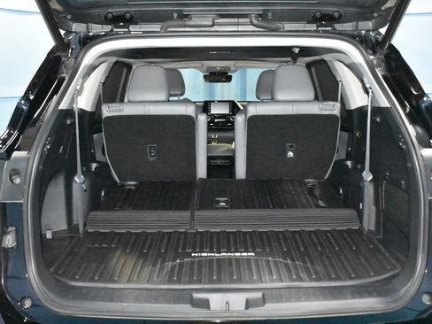 Used 2022 Toyota Highlander XLE AWD/4WD image 36