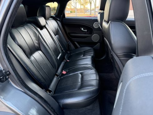 Used 2019 Land Rover Range Rover Evoque SE Premium image 14