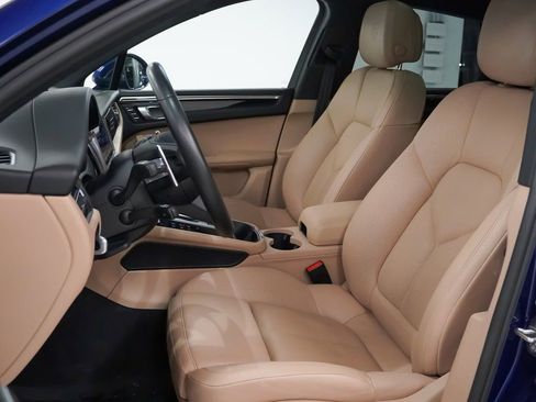 Certified 2022 Porsche Macan AWD/4WD image 5