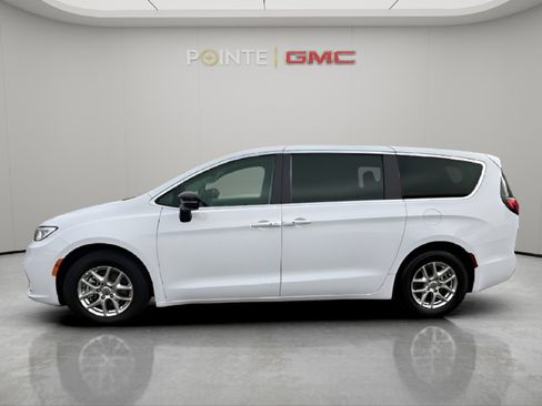 Used 2024 Chrysler Pacifica Touring-L image 10