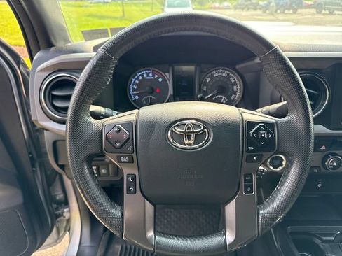 Used 2018 Toyota Tacoma TRD Sport AWD/4WD image 19