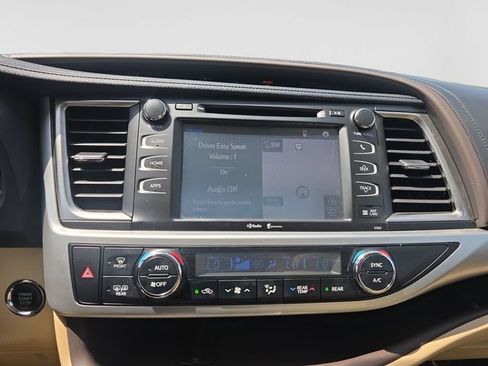 Used 2014 Toyota Highlander XLE AWD/4WD image 15