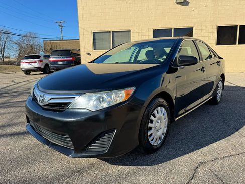 Used 2012 Toyota Camry LE image 2