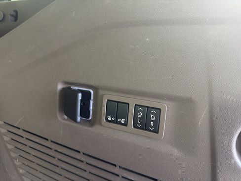 Used 2021 GMC Yukon XL Denali w/ Denali Premium Package AWD/4WD image 38