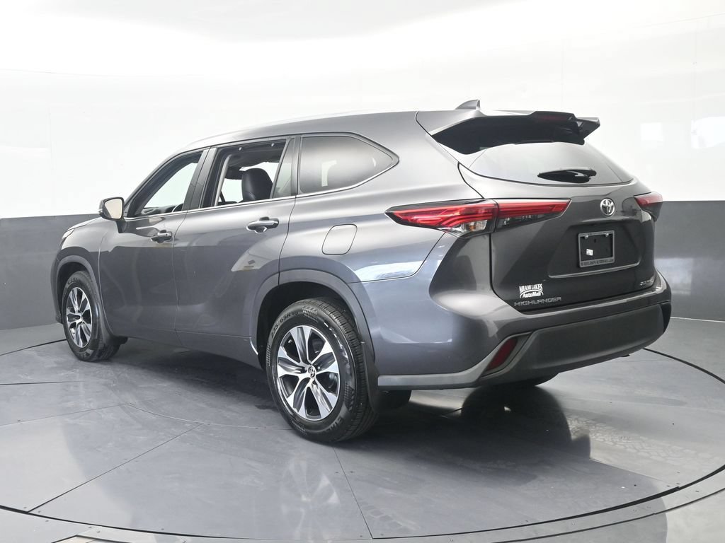Used 2022 Toyota Highlander XLE AWD/4WD image 4