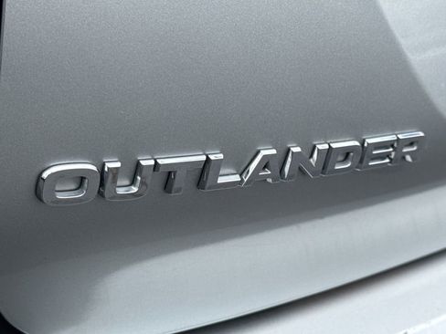 Used 2024 Mitsubishi Outlander SE image 12