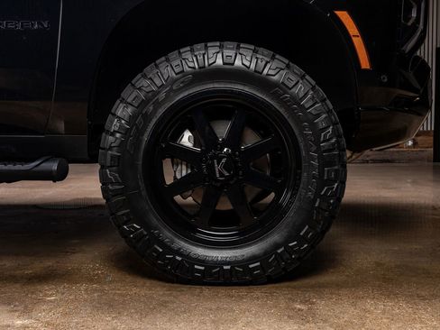 Used 2025 Chevrolet Suburban Z71 w/ Comfort Package image 12