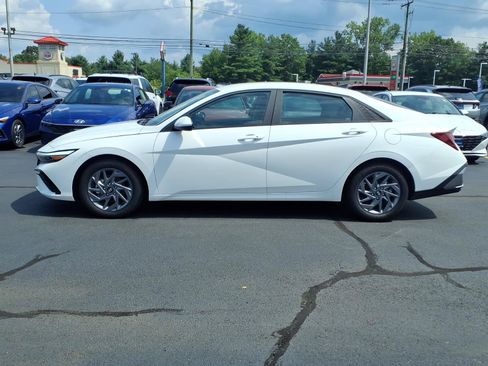 Certified 2024 Hyundai Elantra SEL FWD image 8