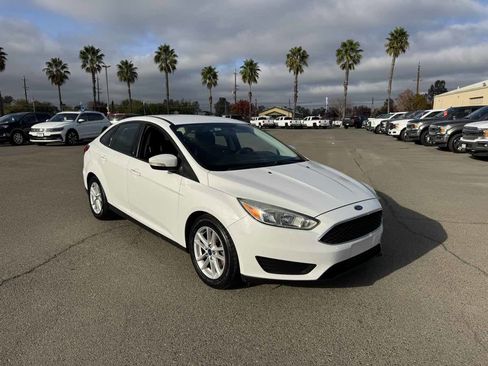 Used 2017 Ford Focus SE image 2