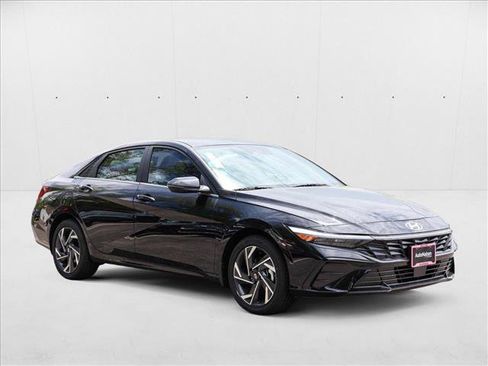 New 2025 Hyundai Elantra Limited image 3