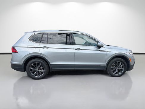 Used 2023 Volkswagen Tiguan SE w/ Panoramic Sunroof Package FWD image 2