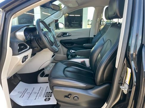 Used 2023 Chrysler Pacifica Touring-L FWD image 19