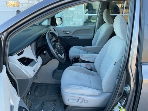 Used 2015 Toyota Sienna LE image 13