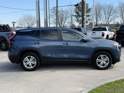 Used 2024 GMC Terrain SLE image 3