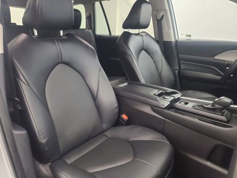 Used 2025 Toyota Grand Highlander AWD image 19