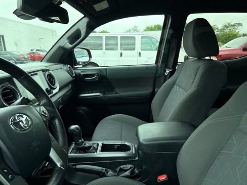 Used 2018 Toyota Tacoma TRD Sport w/ Technology Package AWD/4WD image 11