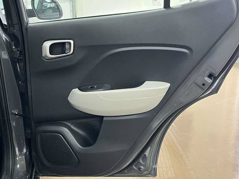 Used 2025 Hyundai Venue SEL FWD image 25