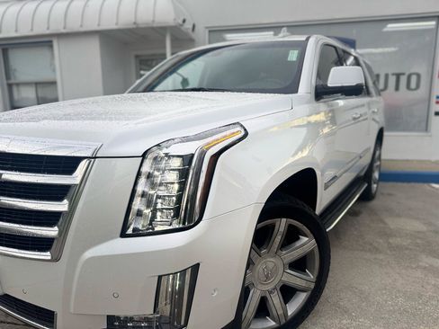 Used 2017 Cadillac Escalade Luxury AWD/4WD image 3