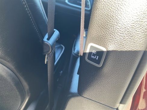 Used 2025 Chrysler Pacifica Limited image 12