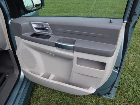 Used 2008 Chrysler Town & Country Touring image 32