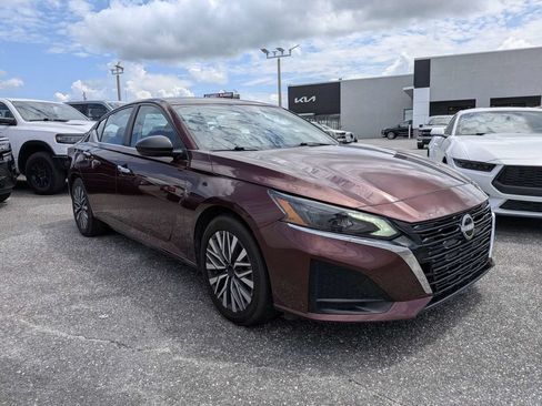 Used 2025 Nissan Altima 2.5 SV FWD image 1