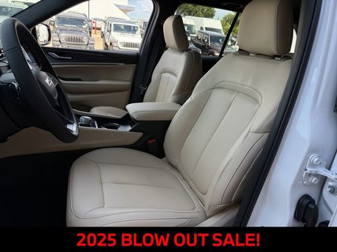 New 2025 Jeep Grand Cherokee Limited RWD image 23