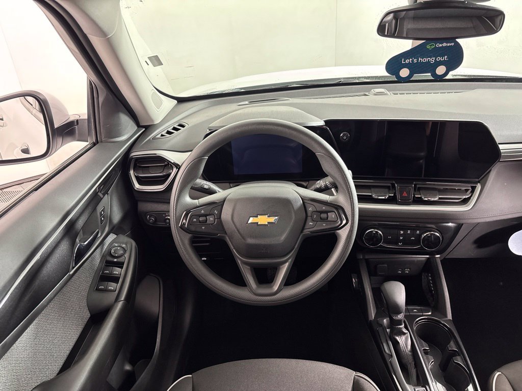 Used 2025 Chevrolet TrailBlazer LT FWD image 2