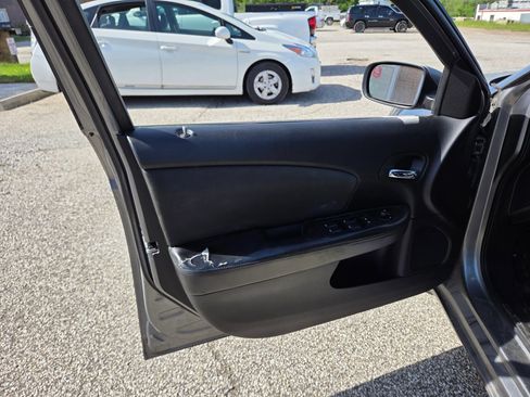 Used 2011 Chrysler 200 Touring FWD image 12
