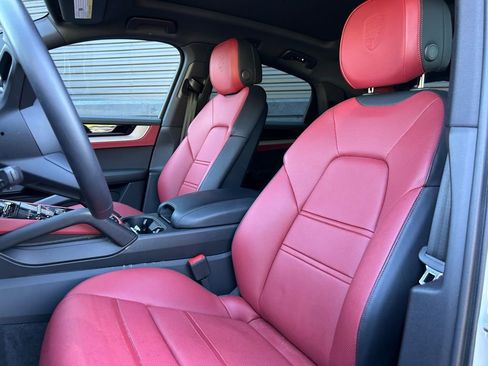 Certified 2025 Porsche Cayenne Coupe image 19