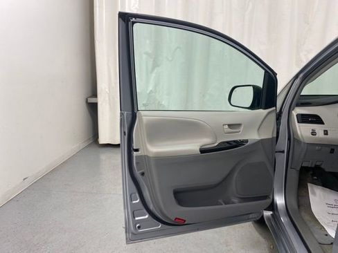 Used 2012 Toyota Sienna LE image 24
