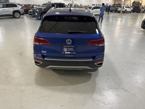 Certified 2023 Volkswagen Taos SE w/ Panoramic Sunroof Package FWD image 8