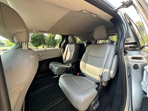 Used 2025 Toyota Sienna XLE w/ XLE Plus Package AWD/4WD image 15