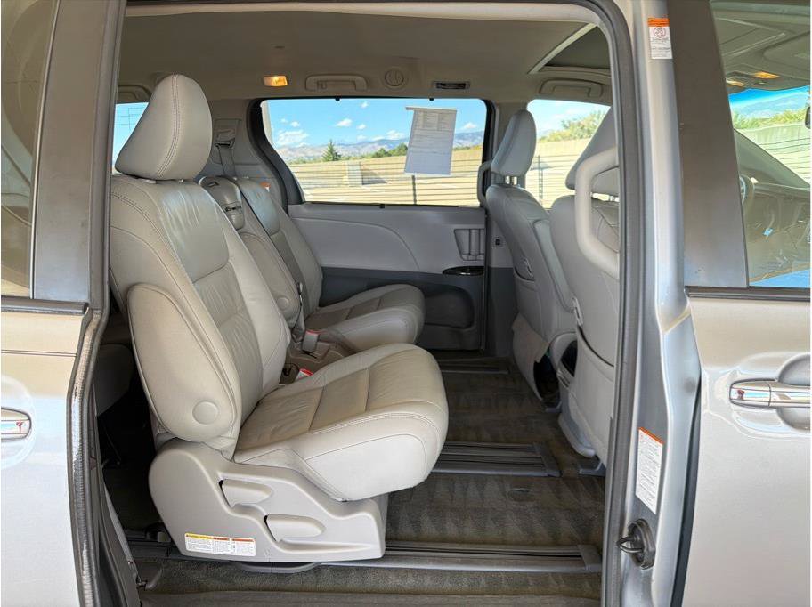 Used 2017 Toyota Sienna XLE w/ XLE Navigation Package FWD image 14
