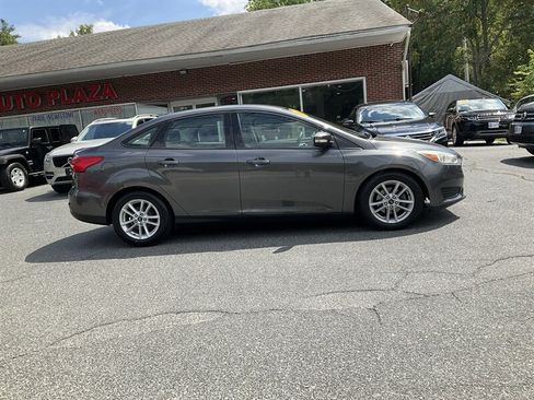 Used 2017 Ford Focus SE FWD image 4