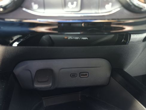 Used 2025 Chevrolet Trax RS w/ Sunroof Package FWD image 33