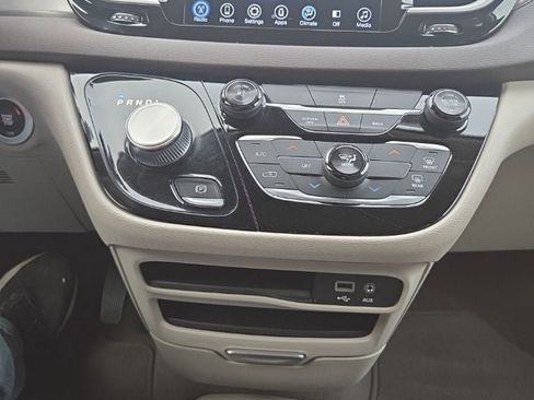 Used 2017 Chrysler Pacifica Touring image 18