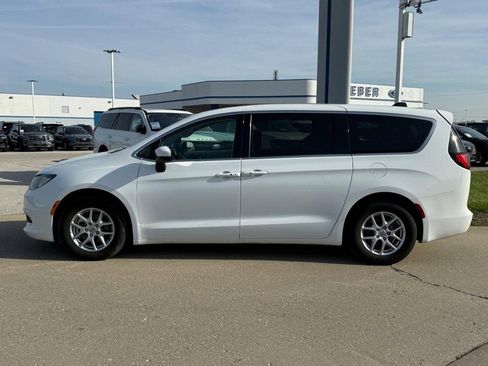 Used 2022 Chrysler Voyager LX image 2